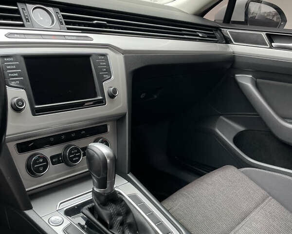 Белый Фольксваген Пассат, объемом двигателя 1.97 л и пробегом 295 тыс. км за 13400 $, фото 22 на Automoto.ua