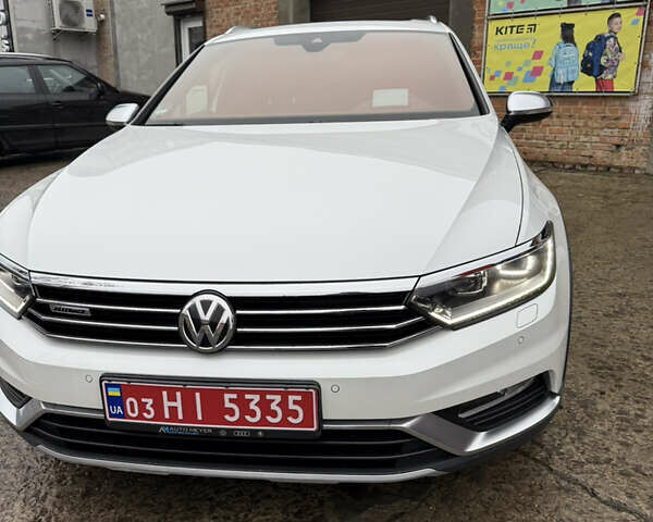 Белый Фольксваген Пассат, объемом двигателя 2 л и пробегом 169 тыс. км за 23999 $, фото 1 на Automoto.ua