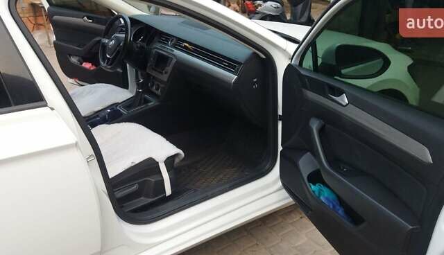 Білий Фольксваген Пассат, об'ємом двигуна 1.6 л та пробігом 298 тис. км за 13450 $, фото 15 на Automoto.ua