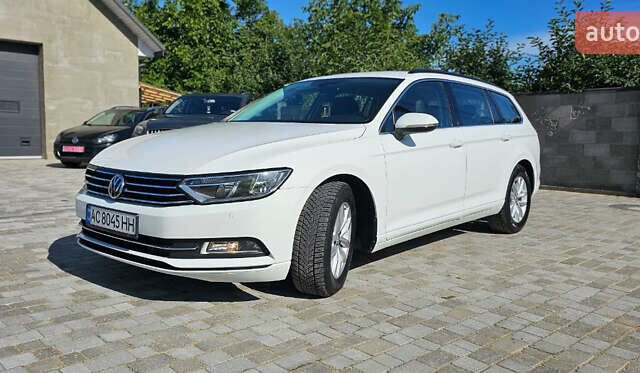 Белый Фольксваген Пассат, объемом двигателя 1.6 л и пробегом 248 тыс. км за 13600 $, фото 1 на Automoto.ua