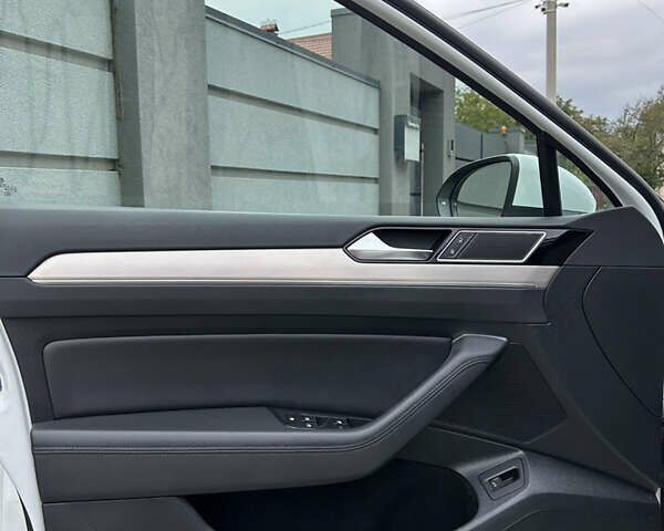 Белый Фольксваген Пассат, объемом двигателя 1.97 л и пробегом 254 тыс. км за 15500 $, фото 12 на Automoto.ua