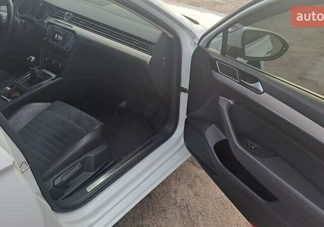 Белый Фольксваген Пассат, объемом двигателя 2 л и пробегом 282 тыс. км за 14700 $, фото 15 на Automoto.ua