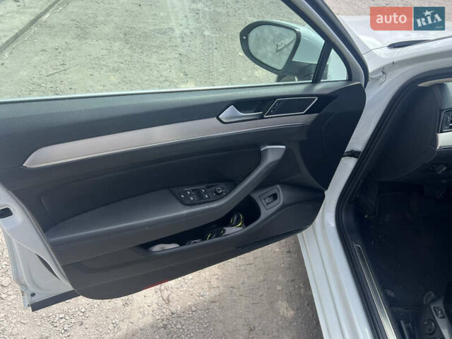 Белый Фольксваген Пассат, объемом двигателя 2 л и пробегом 330 тыс. км за 14500 $, фото 19 на Automoto.ua