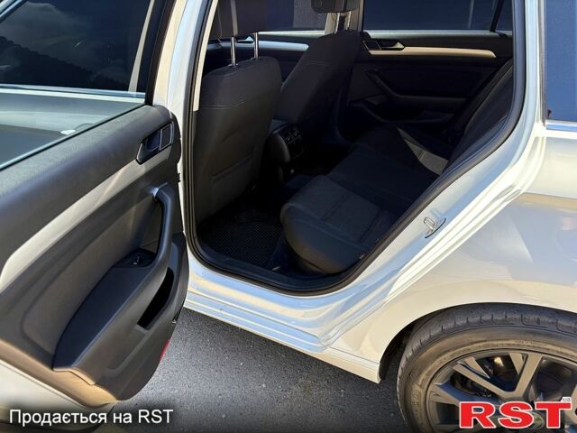 Білий Фольксваген Пассат, об'ємом двигуна 2 л та пробігом 210 тис. км за 15500 $, фото 8 на Automoto.ua