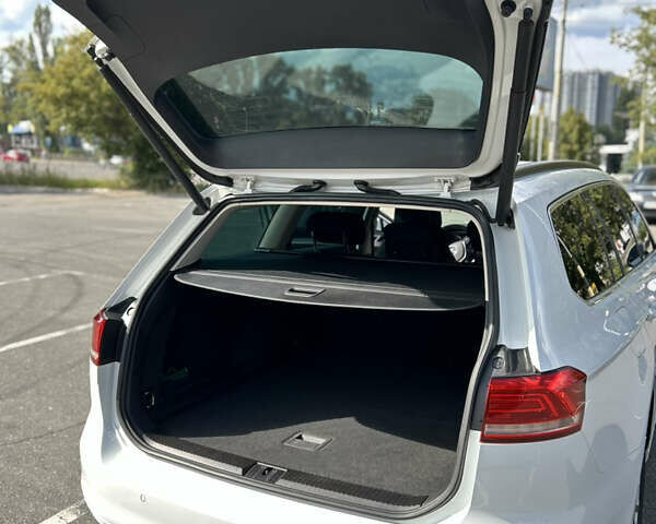 Білий Фольксваген Пассат, об'ємом двигуна 1.6 л та пробігом 214 тис. км за 14600 $, фото 8 на Automoto.ua