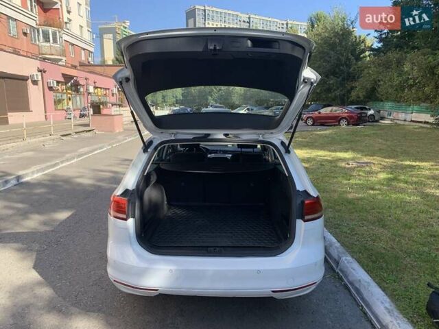 Белый Фольксваген Пассат, объемом двигателя 1.6 л и пробегом 255 тыс. км за 13700 $, фото 15 на Automoto.ua