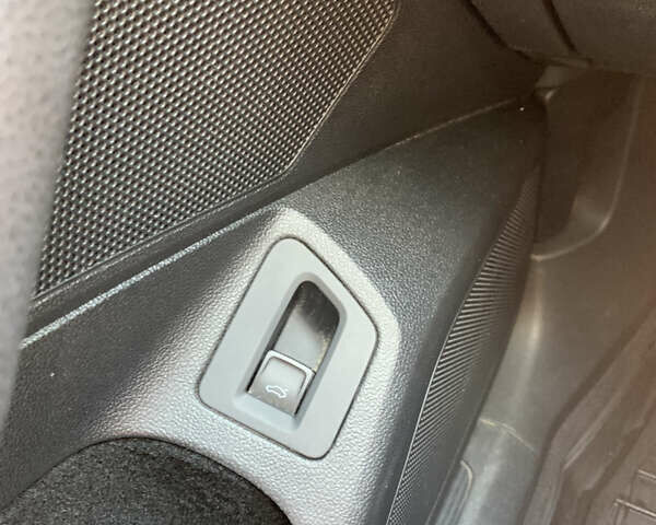 Білий Фольксваген Пассат, об'ємом двигуна 1.6 л та пробігом 214 тис. км за 14600 $, фото 17 на Automoto.ua