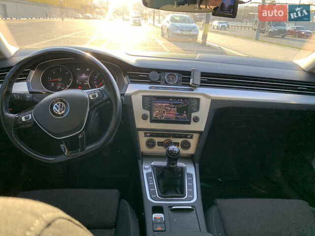 Білий Фольксваген Пассат, об'ємом двигуна 1.6 л та пробігом 214 тис. км за 14600 $, фото 10 на Automoto.ua