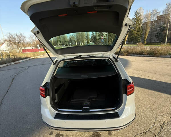 Белый Фольксваген Пассат, объемом двигателя 1.97 л и пробегом 195 тыс. км за 16999 $, фото 74 на Automoto.ua