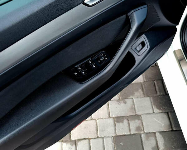 Білий Фольксваген Пассат, об'ємом двигуна 1.6 л та пробігом 207 тис. км за 13600 $, фото 12 на Automoto.ua