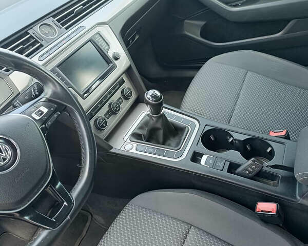 Білий Фольксваген Пассат, об'ємом двигуна 1.6 л та пробігом 207 тис. км за 13600 $, фото 5 на Automoto.ua