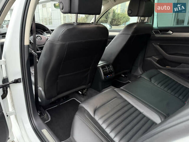 Белый Фольксваген Пассат, объемом двигателя 2 л и пробегом 300 тыс. км за 16200 $, фото 29 на Automoto.ua