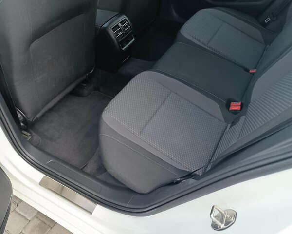 Білий Фольксваген Пассат, об'ємом двигуна 1.6 л та пробігом 207 тис. км за 13600 $, фото 4 на Automoto.ua