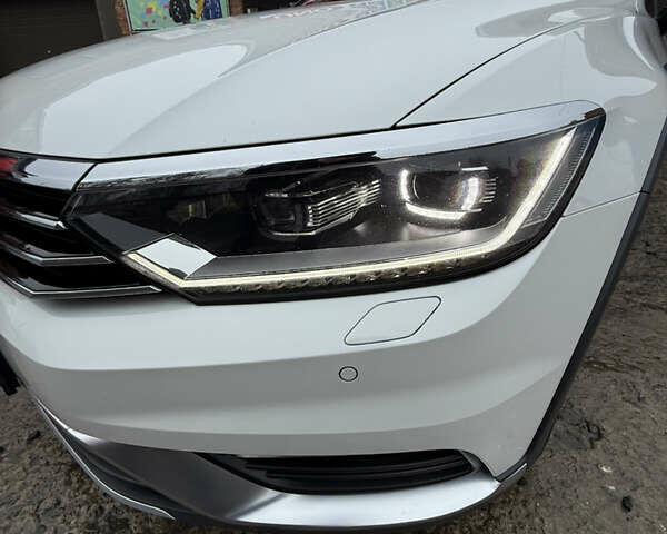 Белый Фольксваген Пассат, объемом двигателя 2 л и пробегом 169 тыс. км за 23999 $, фото 69 на Automoto.ua