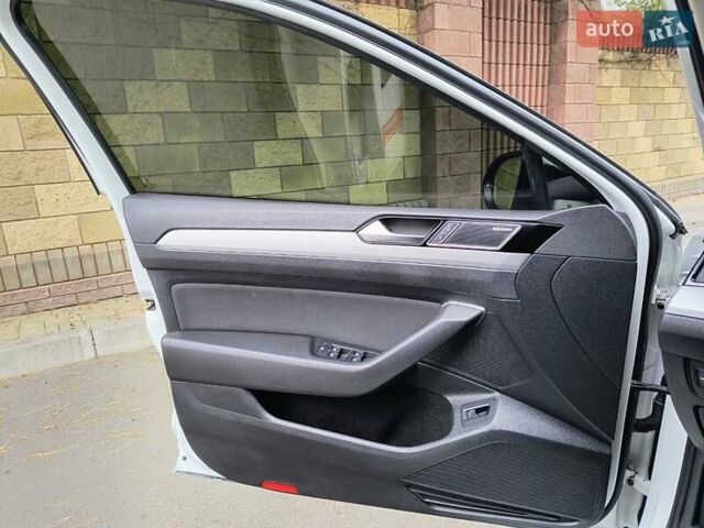 Белый Фольксваген Пассат, объемом двигателя 1.97 л и пробегом 268 тыс. км за 17000 $, фото 10 на Automoto.ua