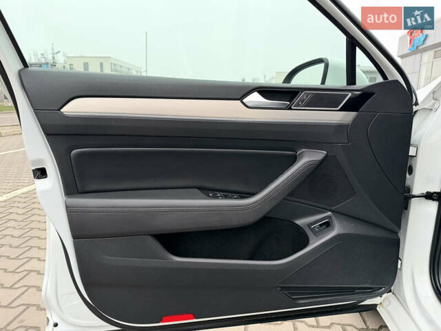 Белый Фольксваген Пассат, объемом двигателя 2 л и пробегом 300 тыс. км за 16200 $, фото 28 на Automoto.ua