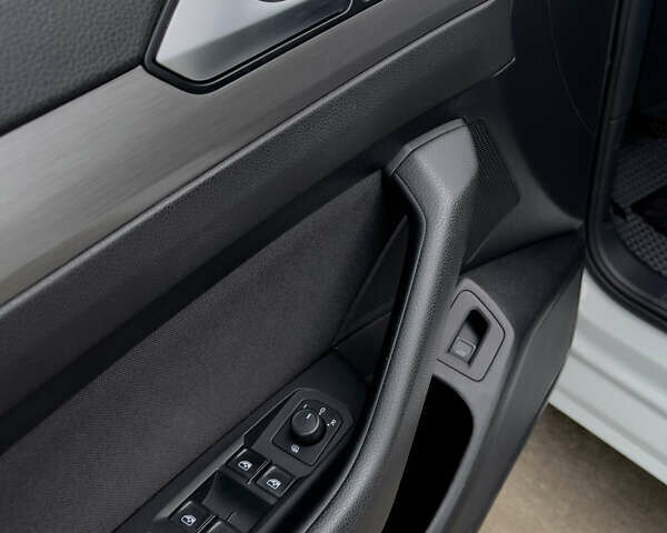 Белый Фольксваген Пассат, объемом двигателя 1.6 л и пробегом 274 тыс. км за 13399 $, фото 8 на Automoto.ua