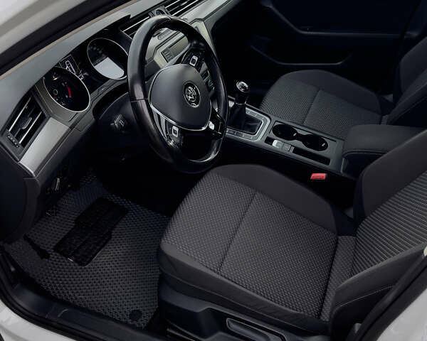 Белый Фольксваген Пассат, объемом двигателя 1.6 л и пробегом 274 тыс. км за 13399 $, фото 13 на Automoto.ua