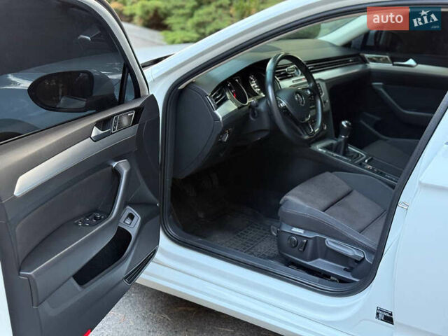 Белый Фольксваген Пассат, объемом двигателя 1.6 л и пробегом 200 тыс. км за 12900 $, фото 11 на Automoto.ua