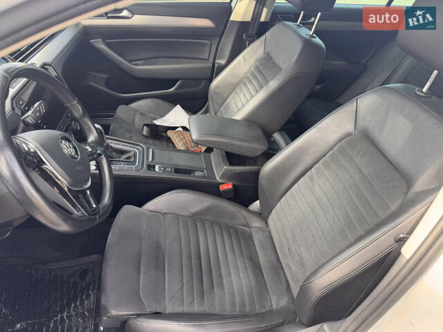 Фольксваген Пассат 2017 в Харькове на Automoto.ua Белый Фольксваген Пассат, объемом двигателя 1.97 л и пробегом 308 тыс. км за 16300 $, фото 8 на Automoto.ua