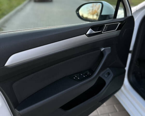 Белый Фольксваген Пассат, объемом двигателя 1.97 л и пробегом 290 тыс. км за 15799 $, фото 11 на Automoto.ua