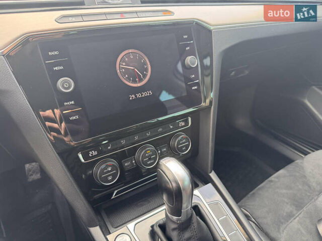 Фольксваген Пассат 2017 в Харькове на Automoto.ua Белый Фольксваген Пассат, объемом двигателя 1.97 л и пробегом 308 тыс. км за 16300 $, фото 9 на Automoto.ua