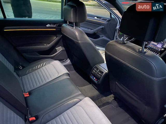 Білий Фольксваген Пассат, об'ємом двигуна 1.97 л та пробігом 243 тис. км за 17500 $, фото 34 на Automoto.ua