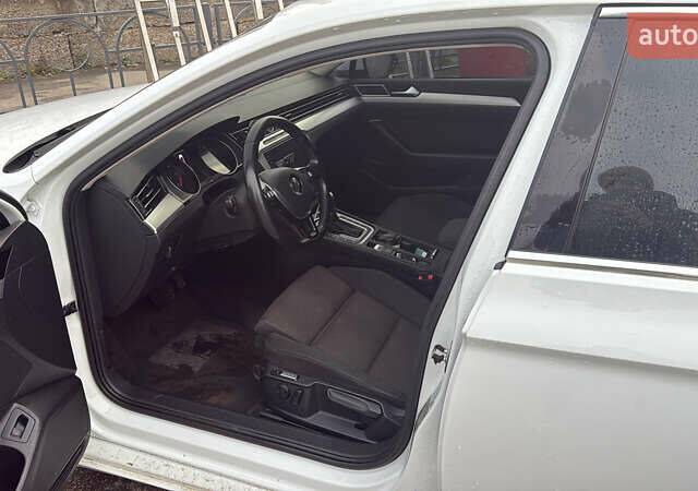 Белый Фольксваген Пассат, объемом двигателя 2 л и пробегом 198 тыс. км за 13400 $, фото 4 на Automoto.ua