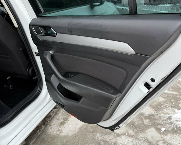 Белый Фольксваген Пассат, объемом двигателя 2 л и пробегом 345 тыс. км за 13900 $, фото 17 на Automoto.ua