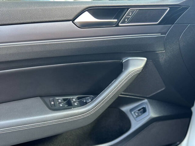 Белый Фольксваген Пассат, объемом двигателя 2 л и пробегом 226 тыс. км за 23500 $, фото 7 на Automoto.ua