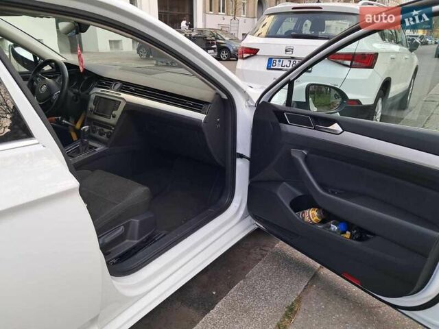 Білий Фольксваген Пассат, об'ємом двигуна 1.6 л та пробігом 237 тис. км за 15600 $, фото 17 на Automoto.ua