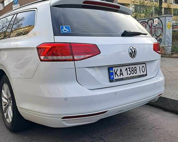 Білий Фольксваген Пассат, об'ємом двигуна 1.6 л та пробігом 237 тис. км за 15600 $, фото 5 на Automoto.ua