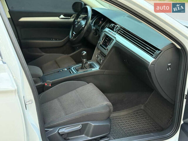 Белый Фольксваген Пассат, объемом двигателя 1.6 л и пробегом 200 тыс. км за 12900 $, фото 22 на Automoto.ua