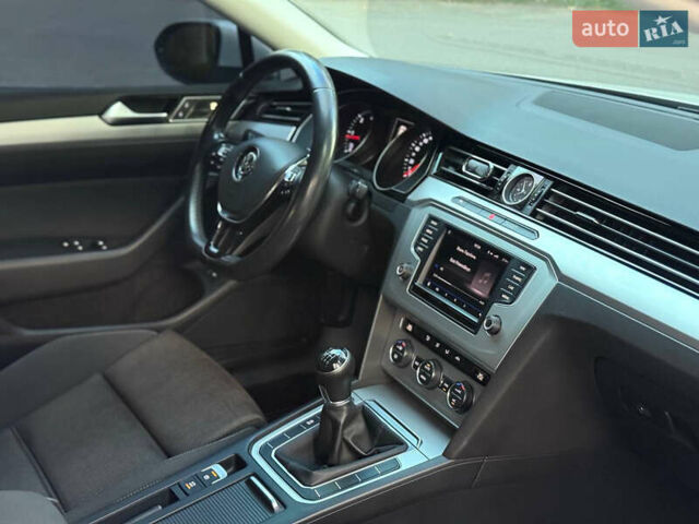 Белый Фольксваген Пассат, объемом двигателя 1.6 л и пробегом 200 тыс. км за 12900 $, фото 23 на Automoto.ua