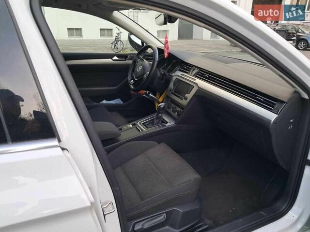 Білий Фольксваген Пассат, об'ємом двигуна 1.6 л та пробігом 237 тис. км за 15600 $, фото 16 на Automoto.ua