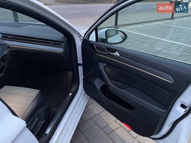 Білий Фольксваген Пассат, об'ємом двигуна 1.97 л та пробігом 243 тис. км за 17500 $, фото 12 на Automoto.ua