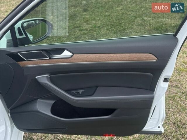 Белый Фольксваген Пассат, объемом двигателя 1.97 л и пробегом 290 тыс. км за 16300 $, фото 10 на Automoto.ua