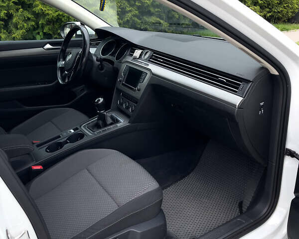 Белый Фольксваген Пассат, объемом двигателя 1.6 л и пробегом 274 тыс. км за 13399 $, фото 7 на Automoto.ua