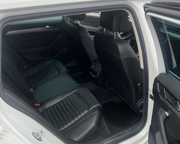 Білий Фольксваген Пассат, об'ємом двигуна 1.97 л та пробігом 260 тис. км за 20000 $, фото 6 на Automoto.ua