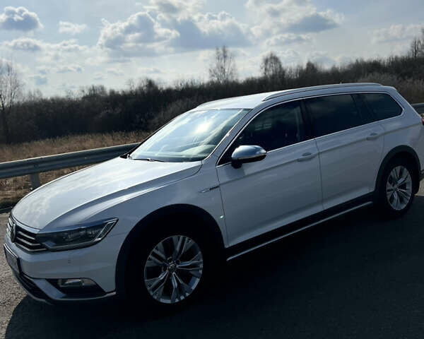 Белый Фольксваген Пассат, объемом двигателя 2 л и пробегом 205 тыс. км за 22200 $, фото 2 на Automoto.ua