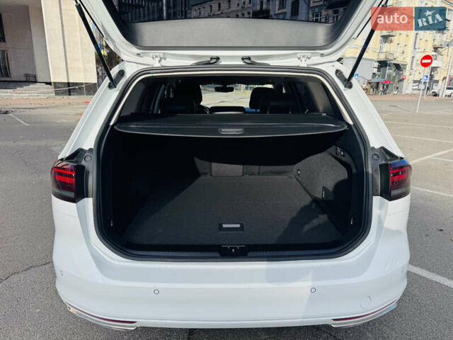 Белый Фольксваген Пассат, объемом двигателя 1.97 л и пробегом 275 тыс. км за 16499 $, фото 28 на Automoto.ua