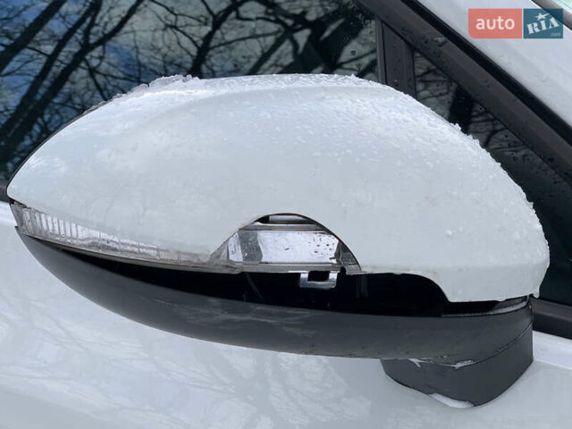 Білий Фольксваген Пассат, об'ємом двигуна 1.97 л та пробігом 229 тис. км за 12500 $, фото 10 на Automoto.ua