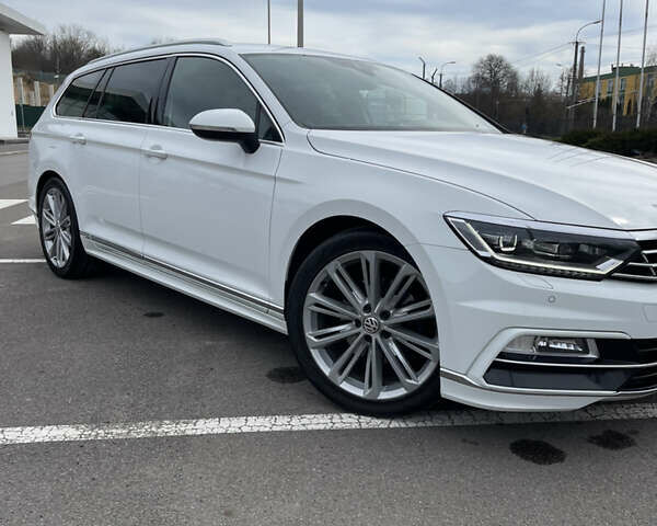 Белый Фольксваген Пассат, объемом двигателя 2 л и пробегом 212 тыс. км за 19500 $, фото 1 на Automoto.ua