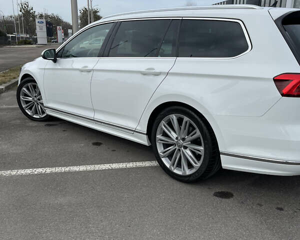 Белый Фольксваген Пассат, объемом двигателя 2 л и пробегом 212 тыс. км за 19500 $, фото 19 на Automoto.ua