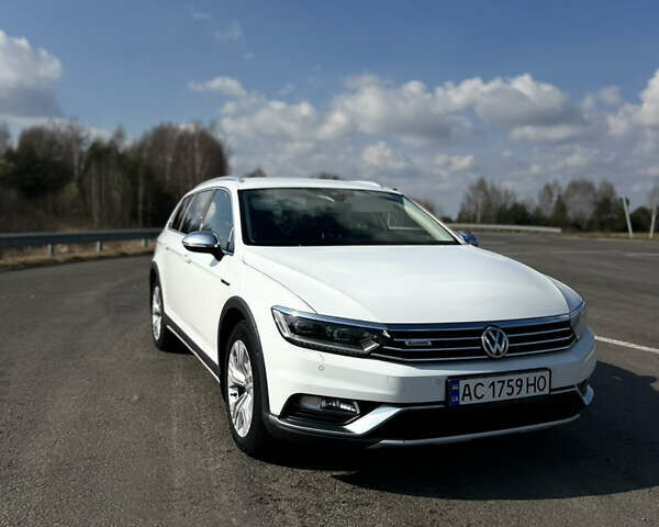 Белый Фольксваген Пассат, объемом двигателя 2 л и пробегом 205 тыс. км за 22200 $, фото 1 на Automoto.ua