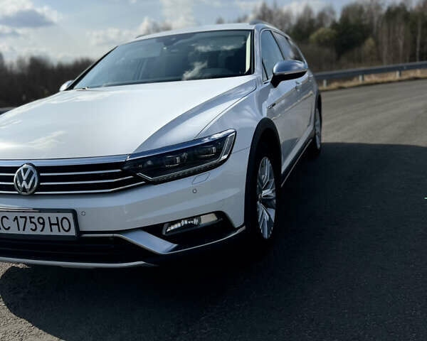 Белый Фольксваген Пассат, объемом двигателя 2 л и пробегом 205 тыс. км за 22200 $, фото 3 на Automoto.ua