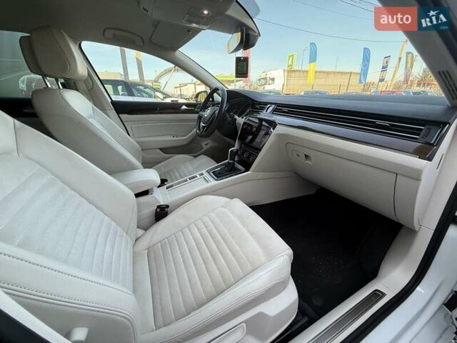 Белый Фольксваген Пассат, объемом двигателя 1.97 л и пробегом 235 тыс. км за 17500 $, фото 21 на Automoto.ua