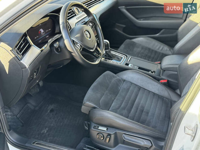 Белый Фольксваген Пассат, объемом двигателя 1.8 л и пробегом 170 тыс. км за 16500 $, фото 10 на Automoto.ua