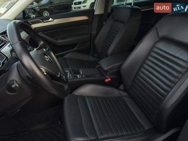 Белый Фольксваген Пассат, объемом двигателя 1.97 л и пробегом 180 тыс. км за 21000 $, фото 25 на Automoto.ua