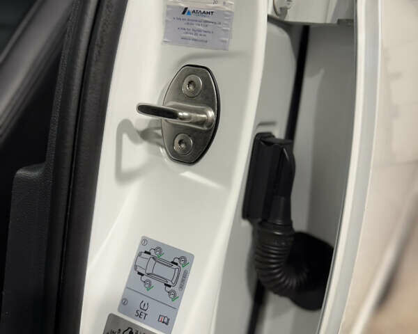 Белый Фольксваген Пассат, объемом двигателя 2 л и пробегом 223 тыс. км за 21500 $, фото 12 на Automoto.ua